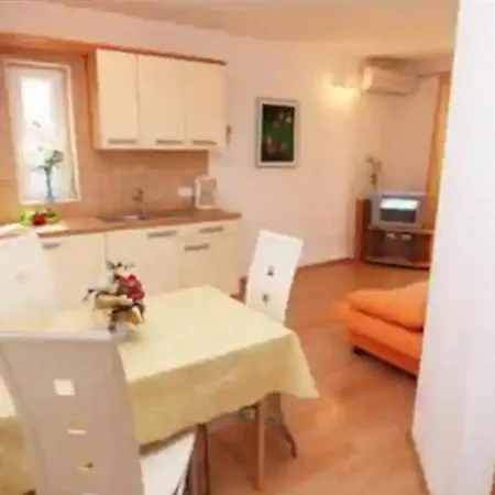 Punat, Krk Island, Sunny Apartment! Punat